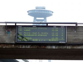Informačná tabuľa pod Mostom SNP opäť funguje