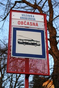 Výjazdy z Hroboňovej obslúžia aj zastávku Vozovňa Hroboňova (od 11.4.2012)