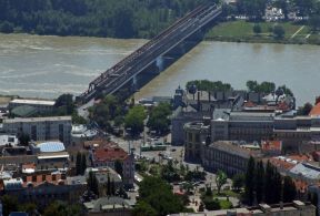 História Starého mosta a električky v Petržalke