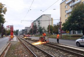 Brúsenie koľajníc pokračuje