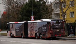 Autobusy #4929 a 1851 s reklamou