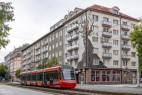 #7521 prichádza na zastávku Ursínyho