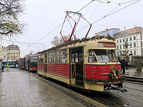 Vianočne vyzdobené vozidlá DPB počas prezentácie