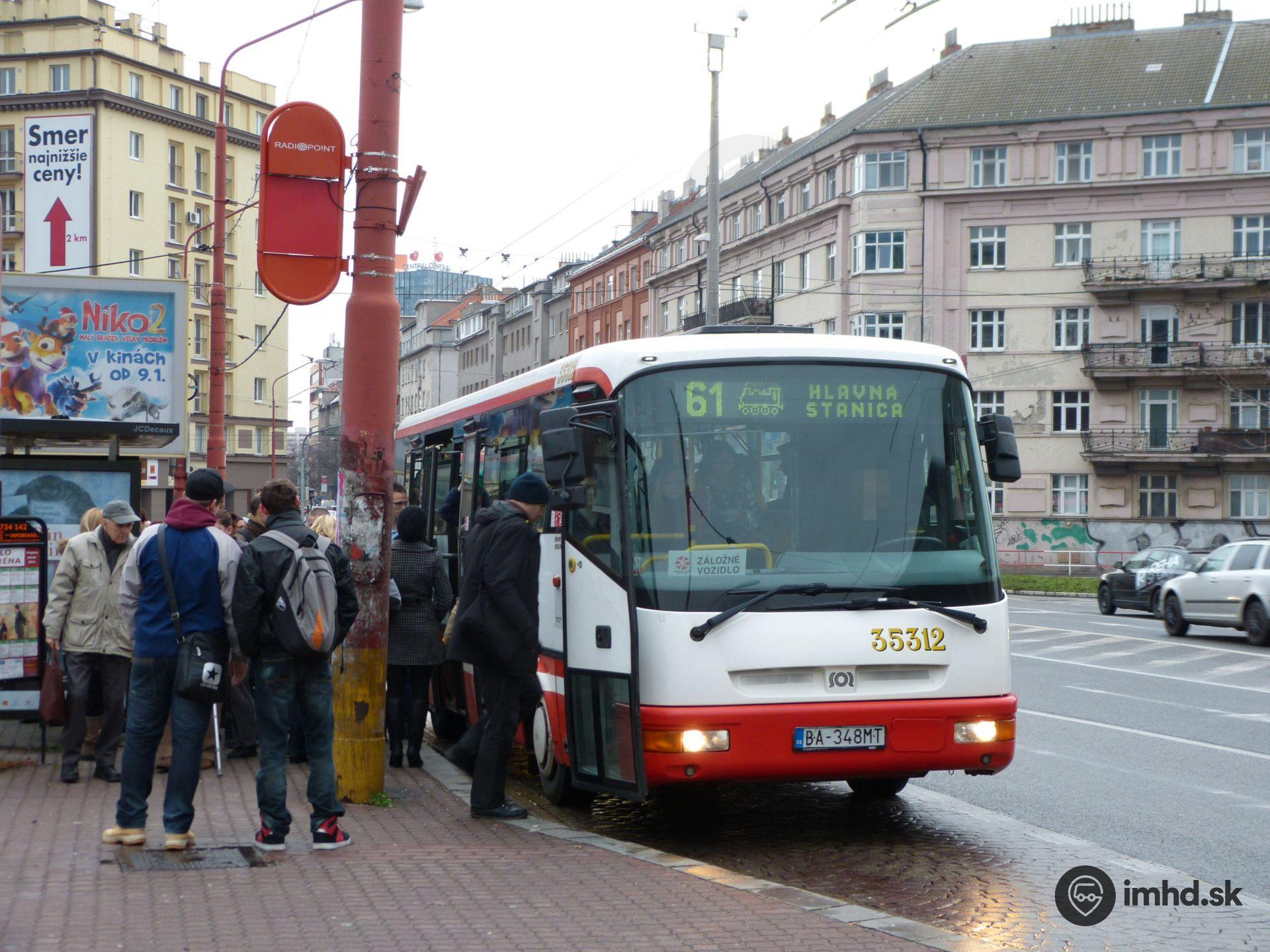 Autobus linky 61 skrátený na polovicu