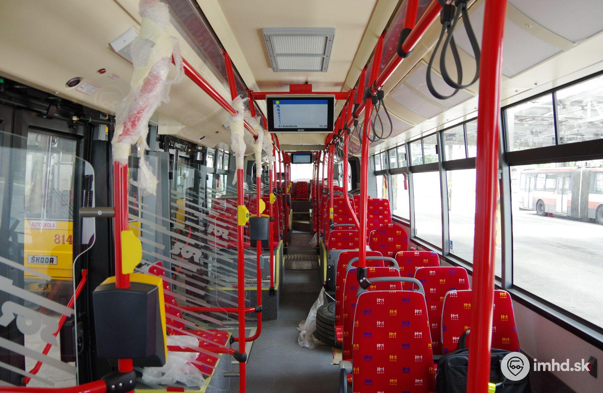 Interiér kĺbového trolejbusu Škoda 31 Tr SOR