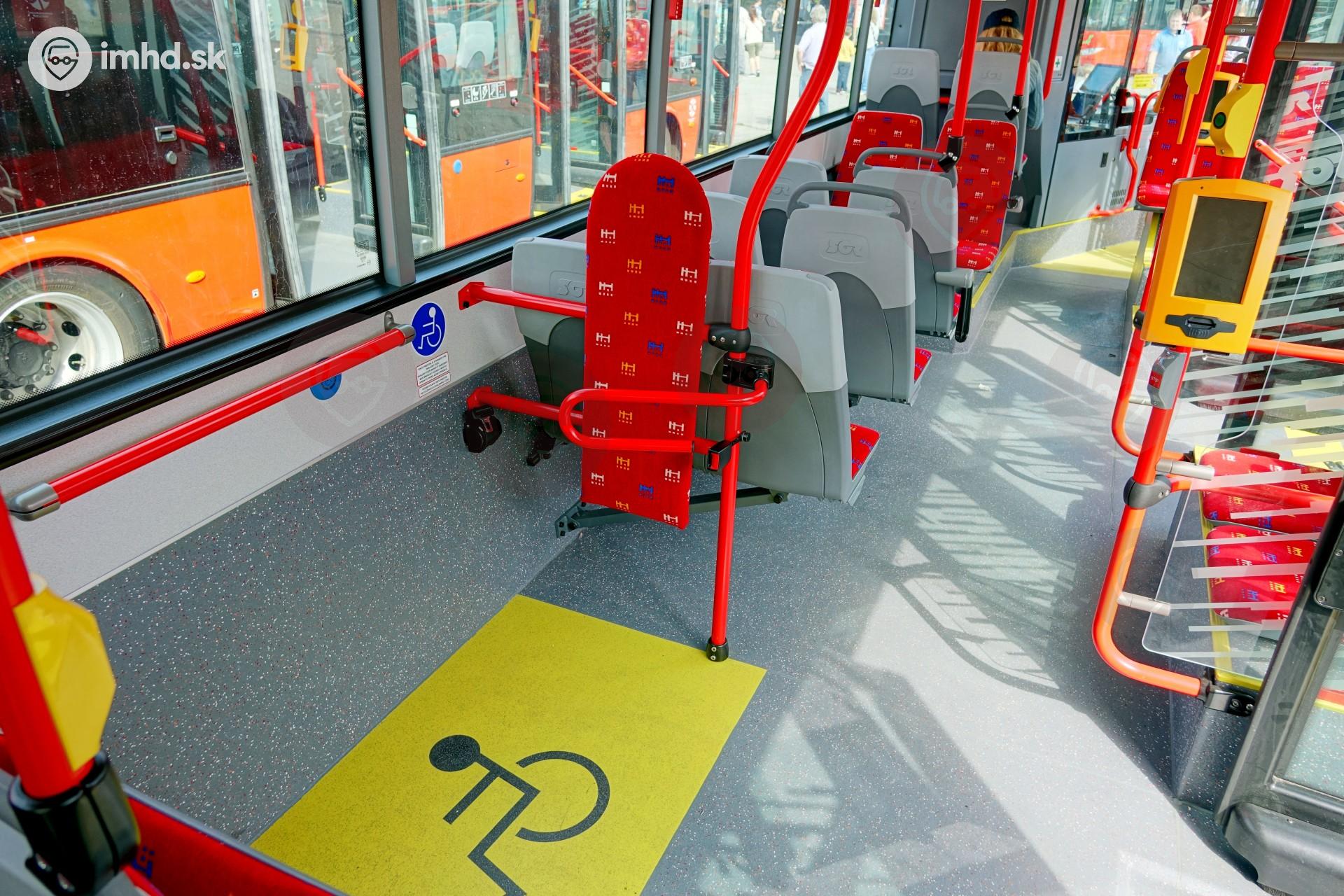 Interiér trolejbusu Škoda 30 Tr SOR z roku 2015 s minimálnym priestorom pre kočík a vozík a žiadnym priestorom pre bicykel