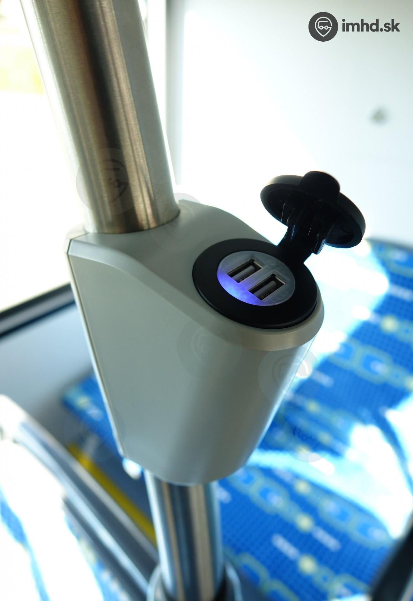 Zásuvka na nabíjanie zariadení cez USB v autobuse SOR EBN 11