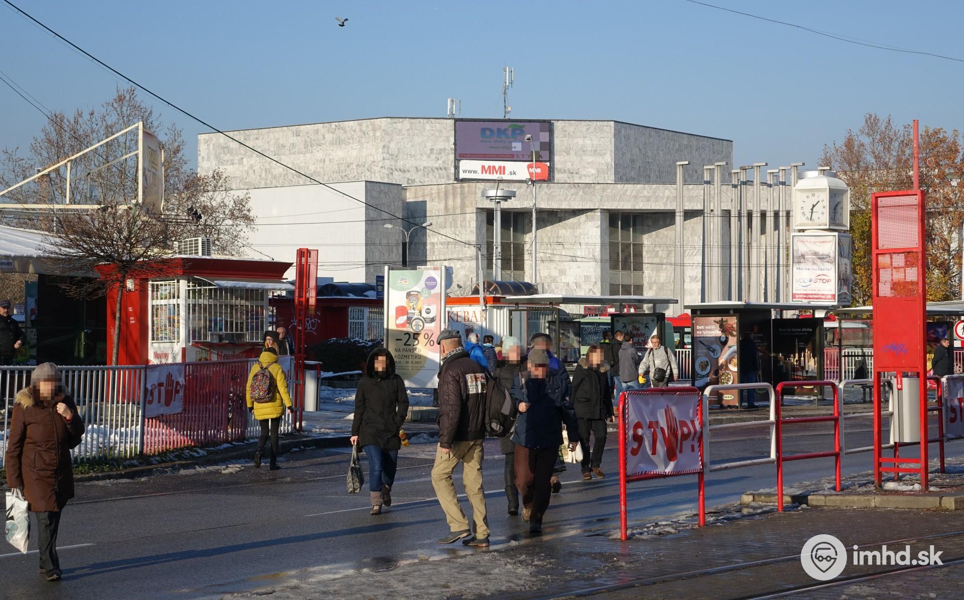 Prechádzanie medzi zastávkami MHD cez Krížnu ulicu bolo populárne aj pred uzatvorením vstupu do podchodu