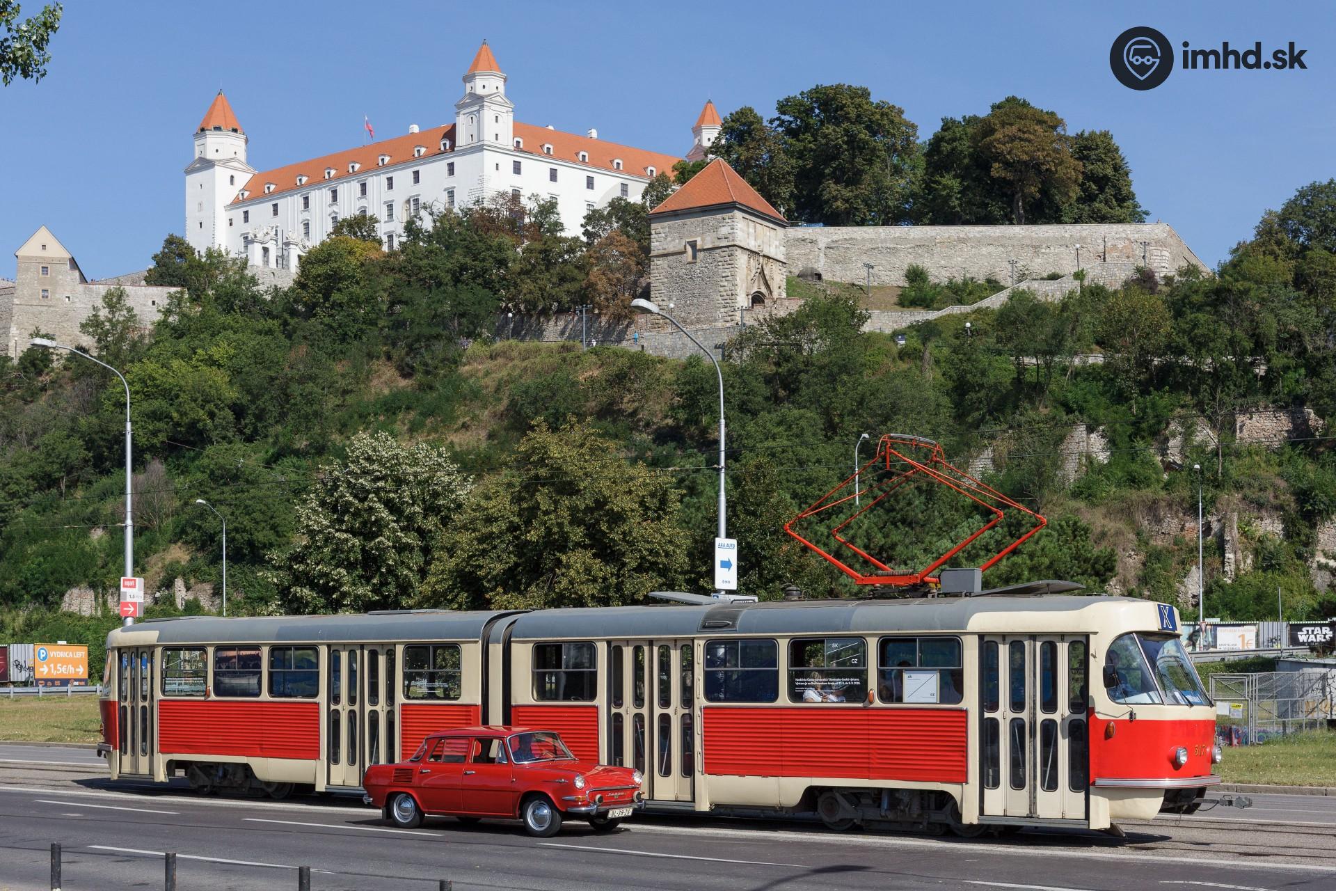 ČKD Tatra K2 a Škoda 1000 MB propagujú Československú výstavu na Bratislavskom hrade