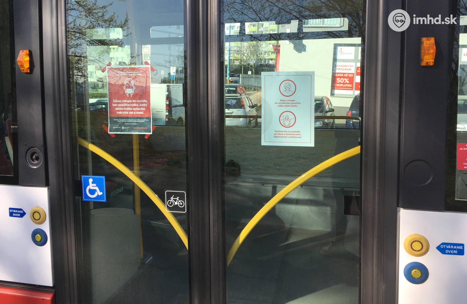 Informačné letáky na dverách trolejbusu upozorňujúce na povinnosť zakrytia dýchacích ciest a obsadzovanie sedadiel iba pri oknách