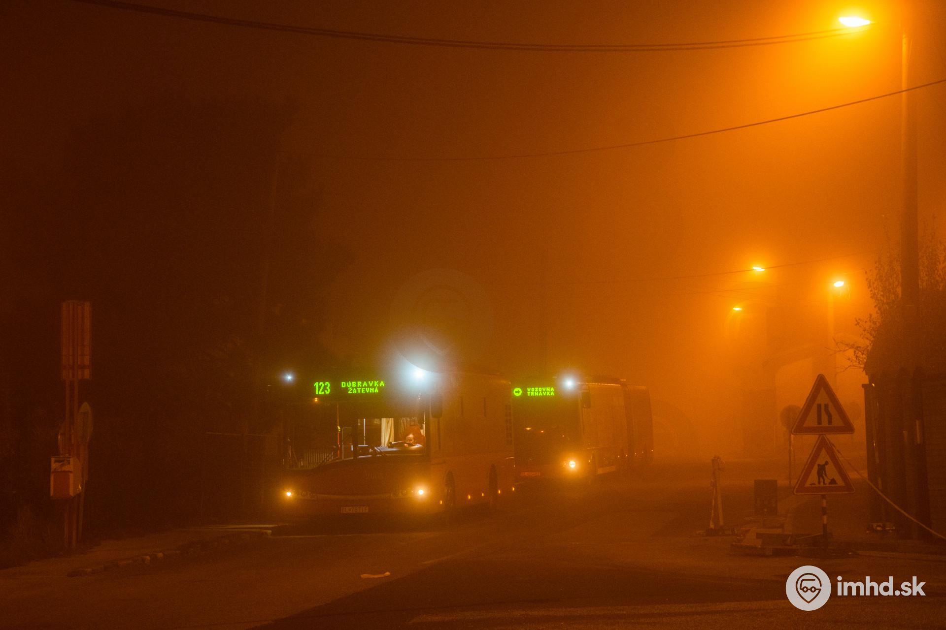 Dvojica autobusov v hustej lamačskej hmle