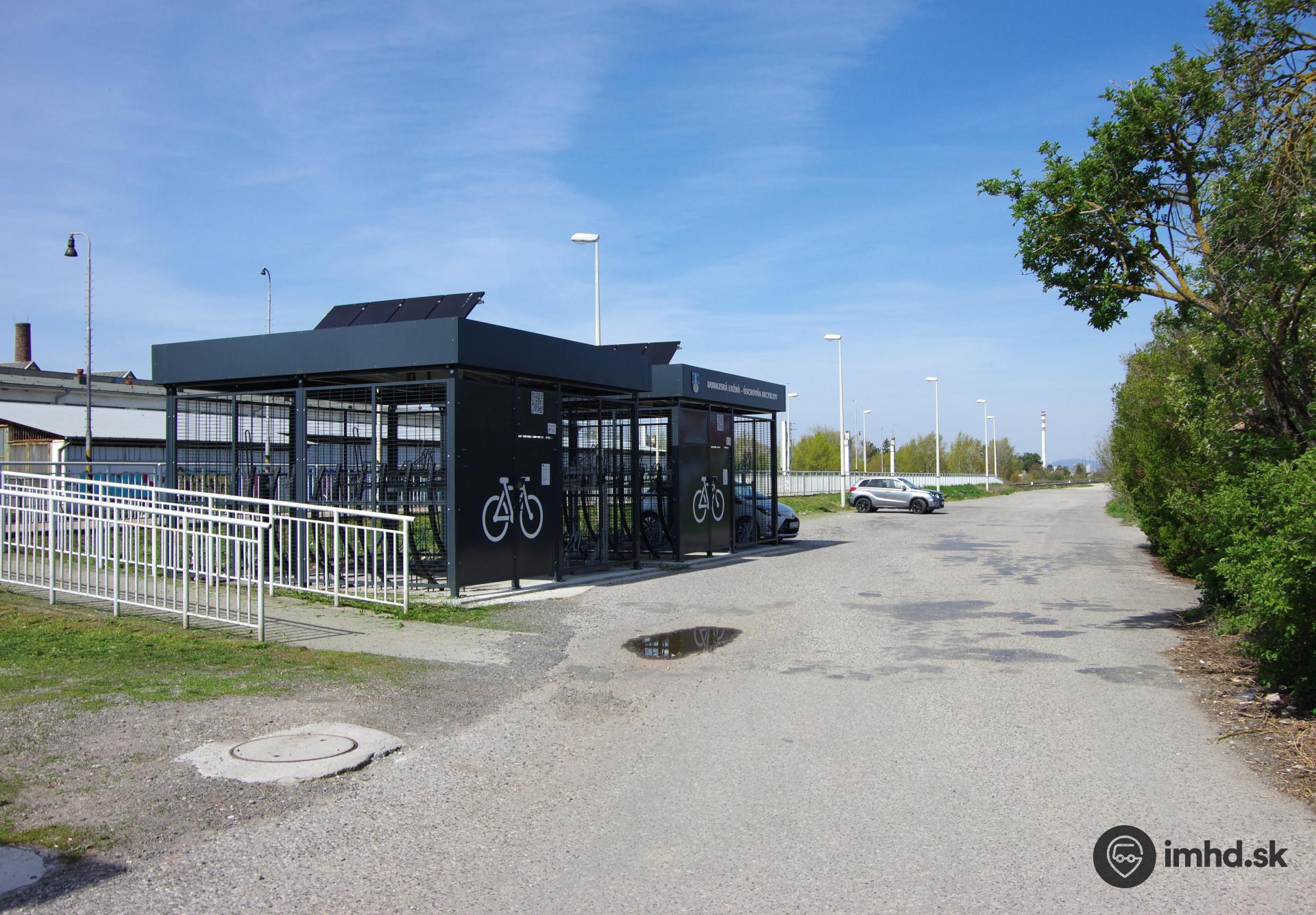 Parkovisko pre autá a bicykle na stanici Nové Košariská pred výstavbou nového parkoviska P+R