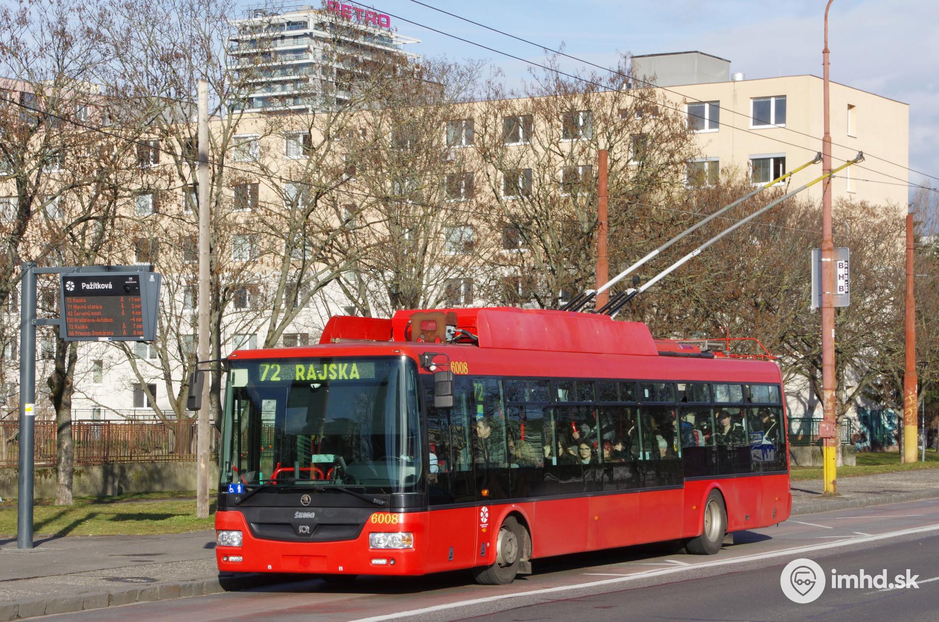 Plný trolejbus linky 72 po znížení prepravnej kapacity počas voľných dní