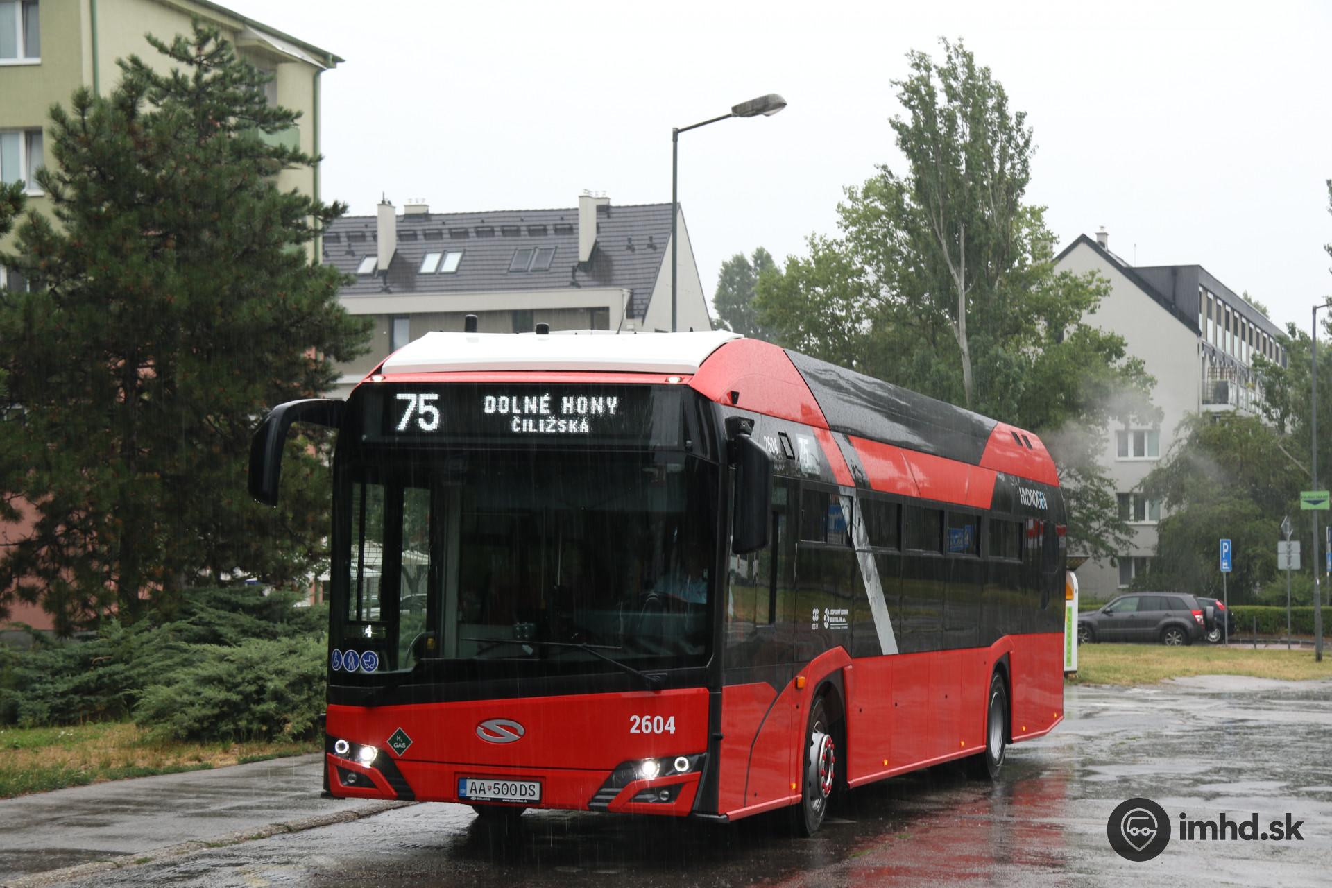 Prvé autobusy poháňané vodíkom uvítala Bratislava množstvom vody