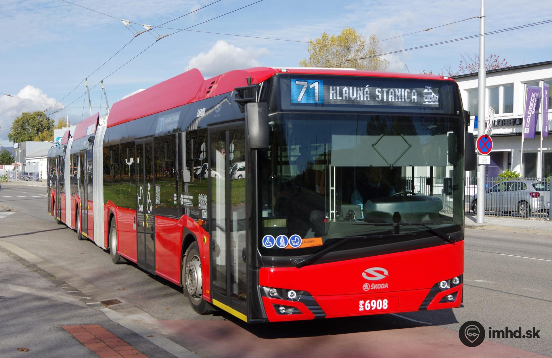 Trojčlánkový trolejbus v prvý deň skúšobnej prevádzky s cestujúcimi