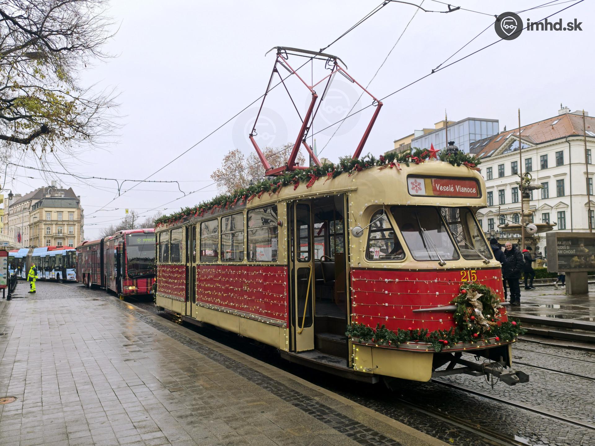 Vianočne vyzdobené vozidlá DPB počas prezentácie