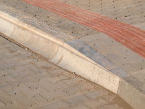 Pri rekonštrukcii zastávok sa používa Kasselský obrubník