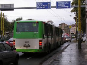 Rozsiahle kolóny výrazne obmedzujú MHD