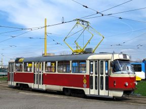 Montáž informačných panelov EM-TEST do električiek pokračuje