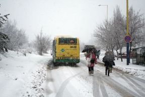 Kalamita komplikuje dopravu v meste (aktualizované 16:30)