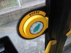 Zastávky na znamenie a dopytové otváranie dverí