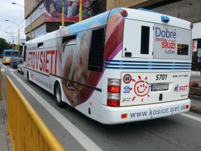 Električky aj autobusy s reklamou siete