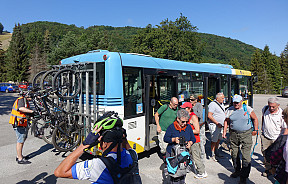 Na linke 14 premáva autobus s cyklonosičom (1.5. – 1.10.2023)