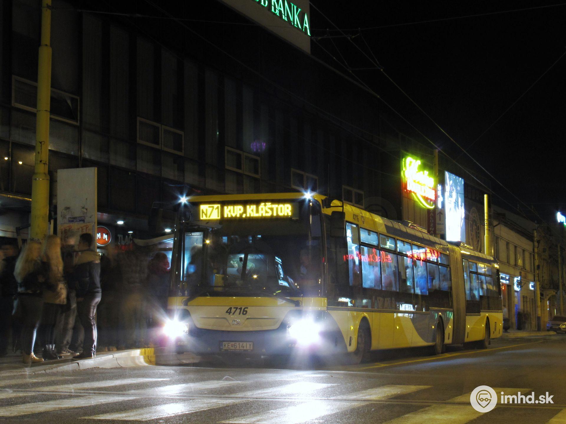 Posilnený trolejbusový nočák na plnej zastávke Námestie osloboditeľov