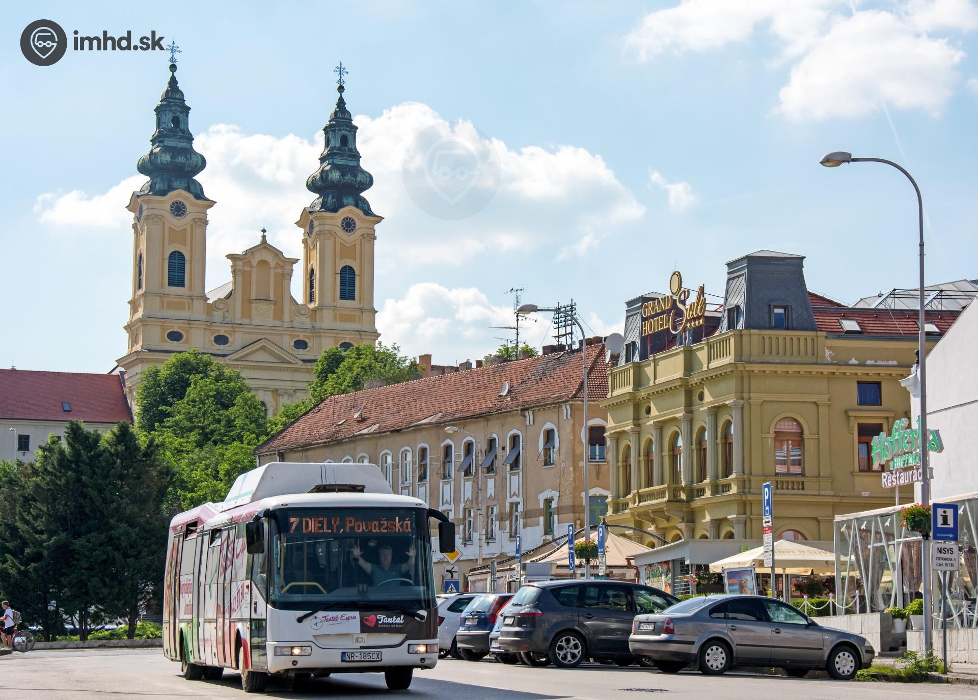 Ekobus na Palárikovej ulici pod Piaristickým kostolom sv. Ladislava