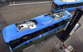 Volvo vyvíja hybridný autobus s riadením pohonu podľa GPS