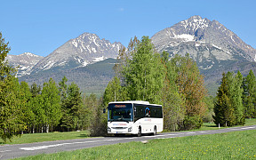Iveco Crossway 10,8M Line spoločnosti SAD Poprad obsluhujúca linku 706423 zo Starého Smokovca cez Svit do Popradu. V pozadí je možné vidieť najvyšší slovenský vrch Gerlachovský štít (vpravo) a Končistú (vľavo)