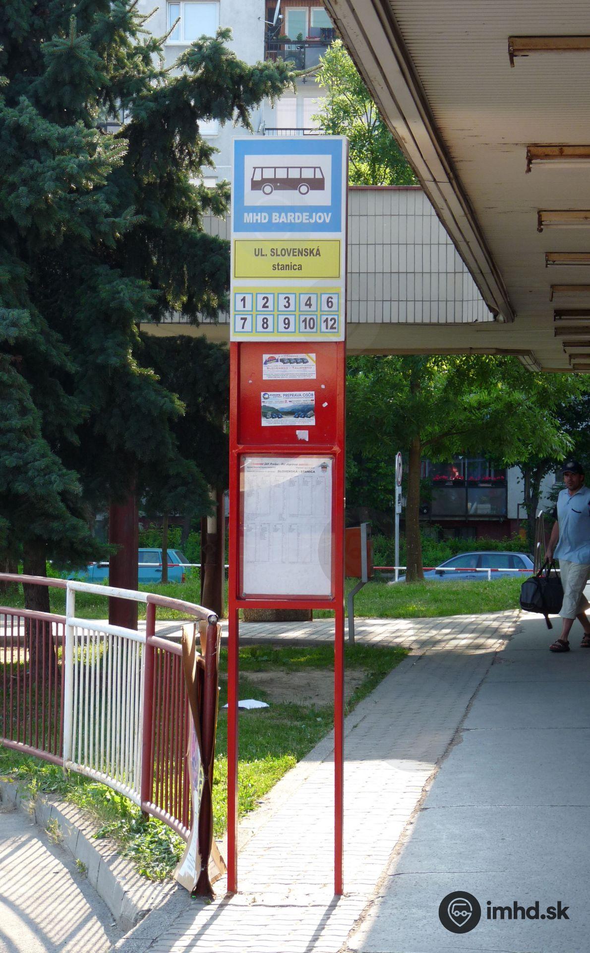 Zastávkový označník pred železničnou a autobusovou stanicou