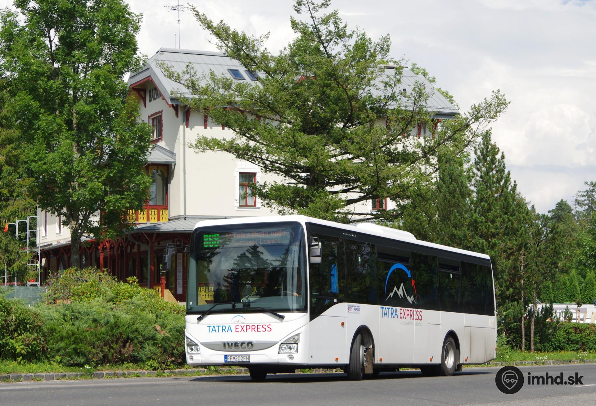 Kyvadlový autobus pred čerstvo zrekonštruovaným Kuszmannovým bazárom v Tatranskej Lomnici