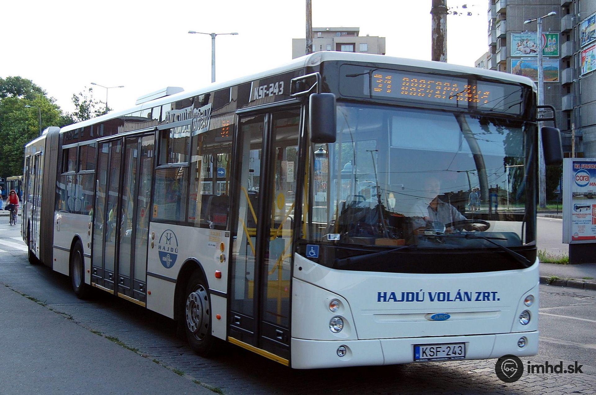 Jeden z dvoch 5-dverových autobusov ARC 187.02