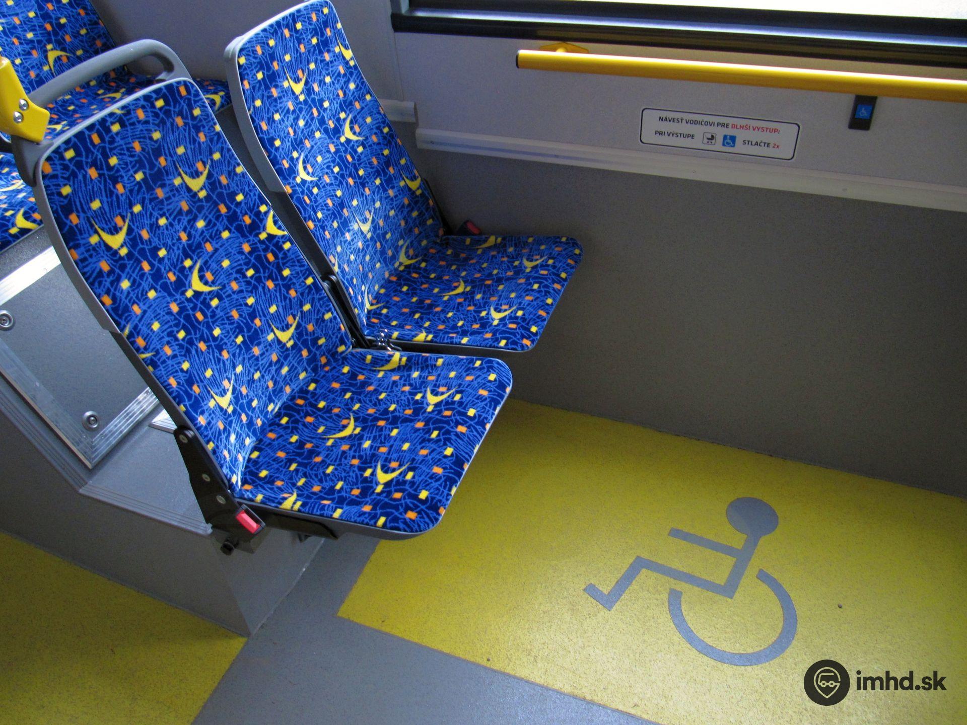 Priestor pre detský kočík alebo invalidný vozík a sklápacie sedadlá