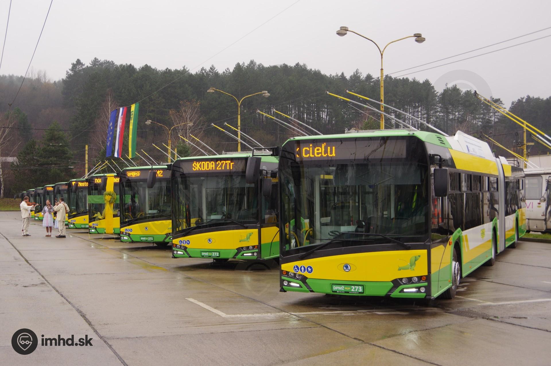 Nové článkové trolejbusy 27 Tr čakajú na odovzdanie do služieb verejnosti po boku nových štandardných trolejbusov 26 Tr