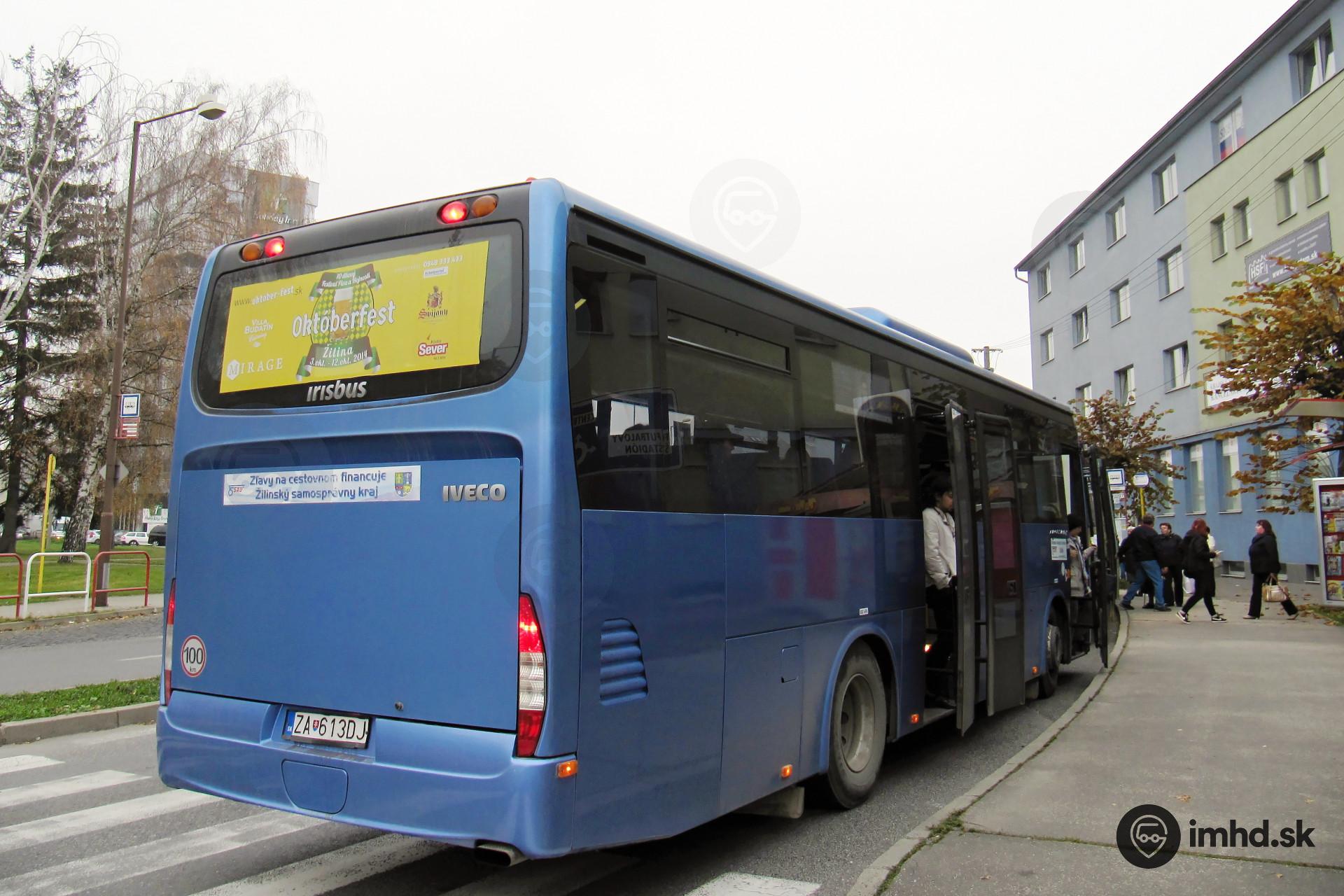 Cestujúci vystupujú z Irisbusu Crossway 10.6M #ZA-613DJ na zastávke Kysucká